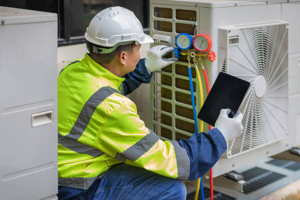 Professional Ac Installation technician working in Maryland Heights, MO